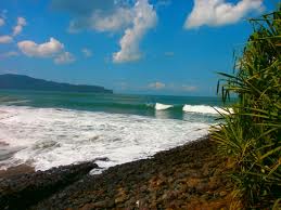 Jawa Timur , Pantai Rajegwesi, Banyuwangi – Jawa Timur : Ombak Di Pantai Rajegwesi