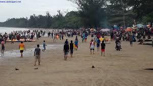Kalimantan Selatan , Pantai Angsana, Tanah Bumbu – Kalimntan Selatan : Padat Pengunjung Pantai Angsana