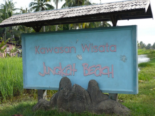 Kalimantan Barat , Pantai Jungkat, Pontianak – Kalimantan Barat : Papan Nama Jungkat Beach