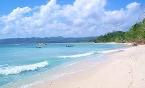 pasir putih pantai Hunimua Liang - Tips : Pantai Dengan Pasir Putih Dan Laut Terindah Di Indonesia