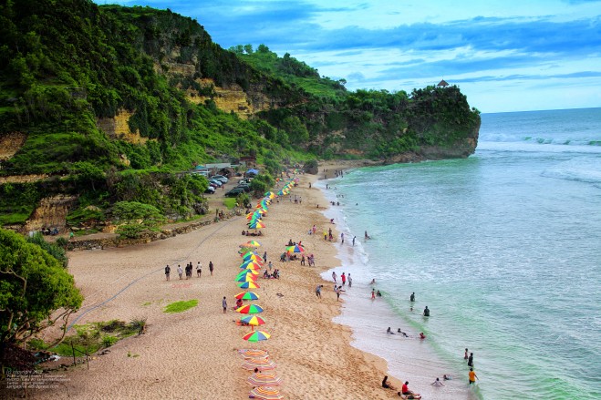 DIY Yogyakarta , Pantai Pok Tunggal, Gunung Kidul – Yogyakarta : Payung Mewarnai Keindahan Pantai Pok Tunggal