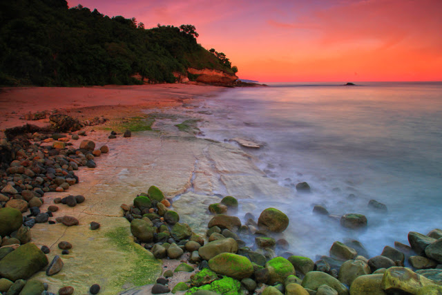 Nusa Tenggara , Pantai Koka, Sikka – NTT : Pemandangn Pantai Paga Dikala Senja