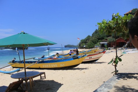 DIY Yogyakarta , Pantai Ngandong, Gunung Kidul – Yogyakarta : perahu nelayan sedang bersandar