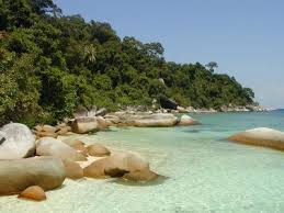 Kalimantan Barat , Pantai Tanjung Batu, Pemangkat – Kalimantan Barat : perpaduan bebatuan dan pantai tanjung batu