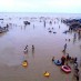 Aceh, : ramai pengunjung di pantai takisung