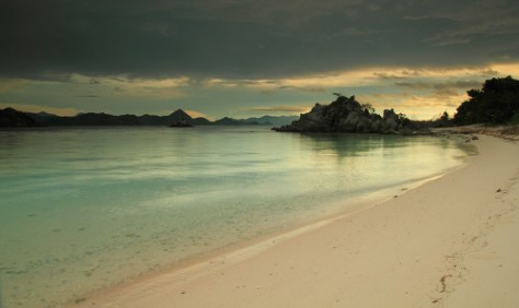 sunset bidadari di labuan bajo - Nusa Tenggara : pink beach, labuan bajo – NTT