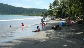 wisatawan di pantai holtekamp - Papua : Pantai Pasir Putih Holtekamp, Jayapura – Papua