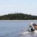 Belitong, : wisatawan yang ingin masuk pulau temajo