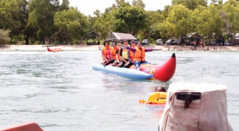 Banana Boat di Pantai Toropina - Sulawesi Tenggara : Pantai Toronipa, Kendari –  Sulawesi Tenggara