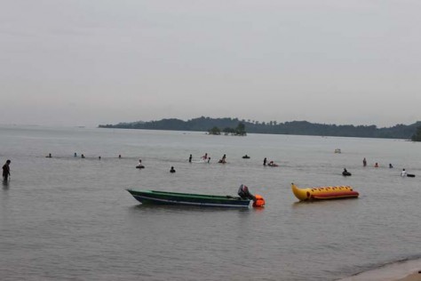 Berenang Di Pantai Melayu, Batam - Kepulauan Riau : Pantai Melayu, Batam – Kepulauan Riau