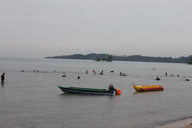 Kepulauan Riau , Pantai Melayu, Batam – Kepulauan Riau : Berenang Di Pantai Melayu, Batam