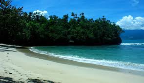 Hamparan Pasir Di Tepi Pantai Pasir Dua - Papua : Pantai Pasir Dua, Jayapura – Papua