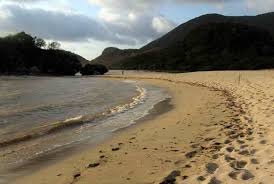 Hamparan pasir di pesisir Pantai Rantung - Bali & NTB : Pantai Rantung, Sumbawa – NTB