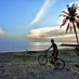 Belitong, : Kegiatan Bersepeda di Pantai Pasir Jambak