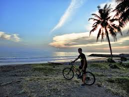 Sumatera Barat , Pantai Pasir Jambak, Padang – Sumatera Barat : Kegiatan Bersepeda di Pantai Pasir Jambak