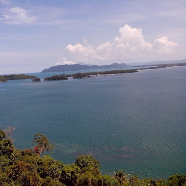 Keindahan Perairan di pantai Enggros - Papua : Kampung Wisata Enggros – Jayapura