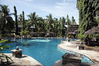 Kolam renang di resort Pantai Tasik Ria - Sulawesi Utara : Pantai Tasik Ria, Manado – Sulawesi Utara