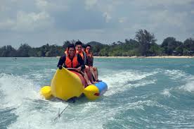 Kepulauan Riau , Pantai Melayu, Batam – Kepulauan Riau : Menikmati Adrenalin Bermain Banana Boat Di Pantai Melayu, Batam