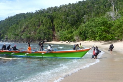 Nelayan Di Pantai Pasir Enam - Papua : Pantai Pasir Enam, Jayapura – Papua