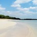 Pasir putih di  Pantai Maneron Sepulu - Jawa Timur : Pantai Maneron Sepulu sang perawan di Madura, Jawa Timur