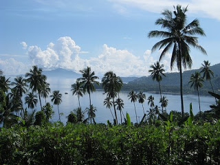 Pemandangan Pantai Tasik Ria dari bukit - Sulawesi Utara : Pantai Tasik Ria, Manado – Sulawesi Utara