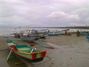 Perahu nelayan di Pantai Sirombu - Sumatera Utara : Pantai Sirombu, Nias – Sumatera Utara
