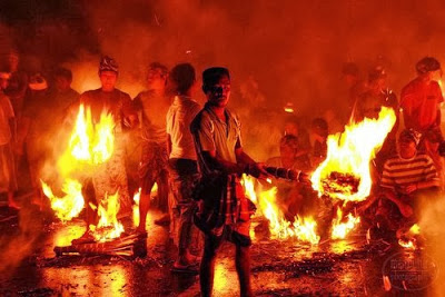 Bali , Pantai Jasri, Karangasem – Bali : Perang Api
