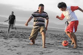 Nusa Tenggara , Pantai Manikin, Kupang – Nusa Tenggara Timur : Serunya Bermain Bola Di Pantai Manikin