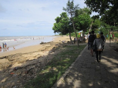 Suasana Pesisir Pantai Siring Kemuning - Jawa Timur : Pantai Siring Kemuning, Madura – Jawa timur