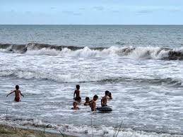 anak   anak bermain ombak di pesisir pantai ketaping - Sulawesi Barat : Pantai Ketaping, Kota Pariaman – Sumatera Barat