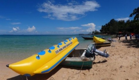 Kepulauan Riau , Pantai Mirota, Batam – Kepulauan Riau : banana Boat Di Pantai Mirota