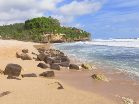 batu kubus pantai trenggole - DIY Yogyakarta : Pantai Trenggole, Gunungkidul -Yogyakarta
