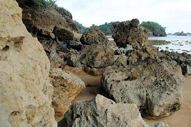 Jawa Timur , Pantai Batu Sulung dan Desa Karduluk, Sumenep – Jawa Timur : formasi bebatuan di pantai batu sulung