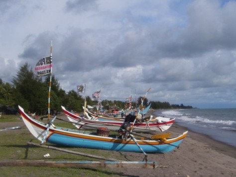 jajaran perahu di  pantai kata - Sumatera Barat : pantai kata, Pariaman – Sumatera Barat