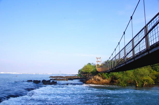 Jawa Barat , Pantai Sayang Heulang, Garut – Jawa Barat : Jembatan Di Pantai Sayang Heulang