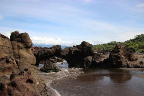 Jawa Barat , Pantai Loji, Sukabumi – Jawa Barat : karang bolong