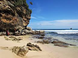 keindahan pantai goa - Bali & NTB : Pantai Goa, Sumbawa – NTB