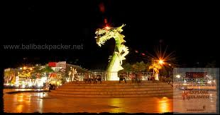 Sulawesi Tenggara , pantai Kamali, Bau Bau – Sulawesi Tenggara : keindahan patung naga pada malam hari