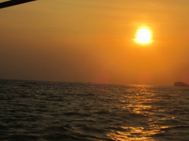 Kep Seribu , Pantai Pasir Perawan, Pulau Pari – Kepulauan Seribu : Keindahan Sunset Di Pantai Pasir Perawan