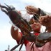Kepulauan Riau, : BATAM, 6/7, KEPITING. Seorang perempuan warga Tanjungriau, Kota Batam, Senin (6/7) memperlihatkan kepiting besar hasil tangkapan suaminya yang mencari nafkah sebagai nelayan. Dua ekor kepiting hidup itu ia jual Rp45 ribu kepada pembeli di tempat.