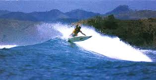 Lombok , Pantai Grupuk, Lombok – NTB : kepuasan para surfer menaklukan ombak di pantai grupuk
