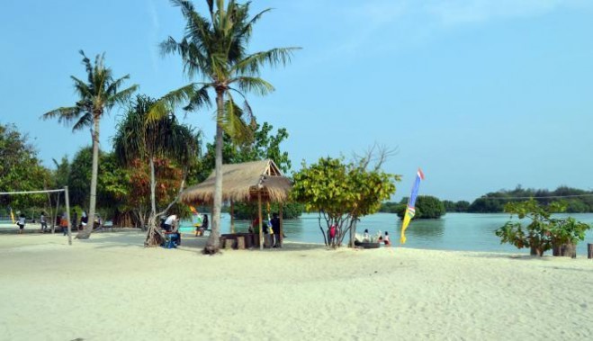 Kep Seribu , Pantai Pasir Perawan, Pulau Pari – Kepulauan Seribu : Lapangan Bola Voli Di Pantai Pasir Perawan