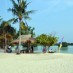 Maluku, : lapangan bola voli di pantai pasir perawan