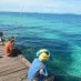 Maluku, : memancing di pantai Waiwo