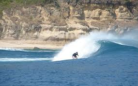 ombak pantai ekas yang menantang para surfer - Lombok : Pantai Ekas, Lombok – NTB