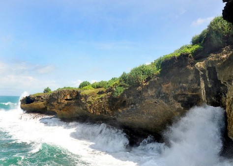 Jawa Barat , Pantai Madasari, Ciamis – Jawa Barat : ombak pantai madasari