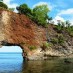 Maluku, : pantai kota pintu, karang berbentuk pintu