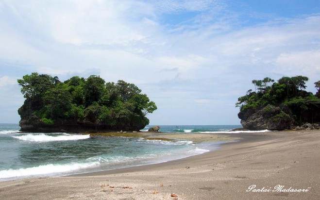 Jawa Barat , Pantai Madasari, Ciamis – Jawa Barat : Pasir Hitam Pantai Madasari