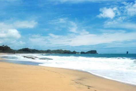 Jawa Timur , Pantai Bajulmati, Malang – Jawa Timur : pasir putih pantai bajulmati