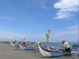 perahu   perahu tradisional nelayatai ketapingn pan - Sulawesi Barat : Pantai Ketaping, Kota Pariaman – Sumatera Barat